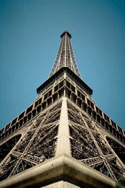 A talajtól a Eiffel-torony — Stock Fotó