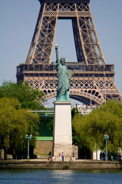 Статуя свободи в Паріс, Франс. Стокова Картинка
