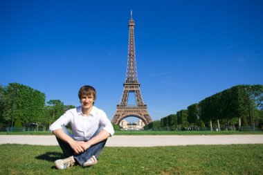 champs de mars'ın genç adam