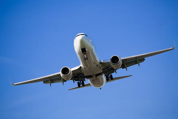Passenger airplane before landing — Stock Photo, Image