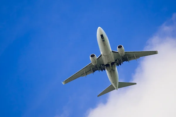 Passenger airplane approaching airport — Stock Photo, Image