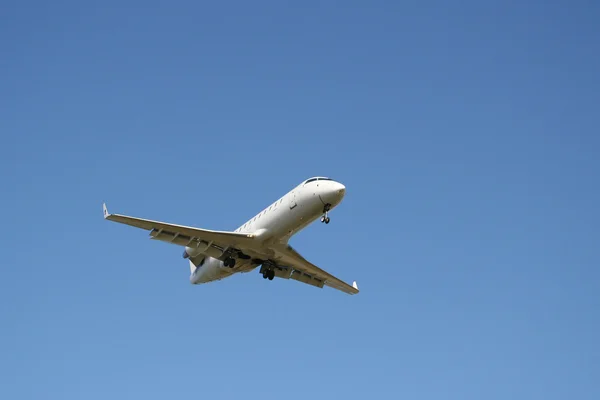 Посадка пассажирского самолета 1 — стоковое фото