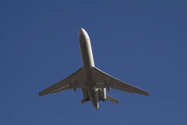 Atterrissage avion de passagers 1 — Photo
