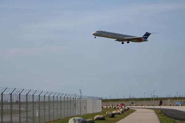 Landing airplane. Ground view — Stock Photo, Image