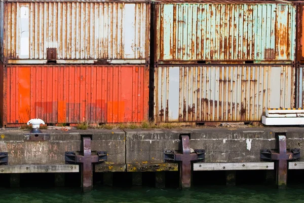 Contenedores apilados en puerto —  Fotos de Stock