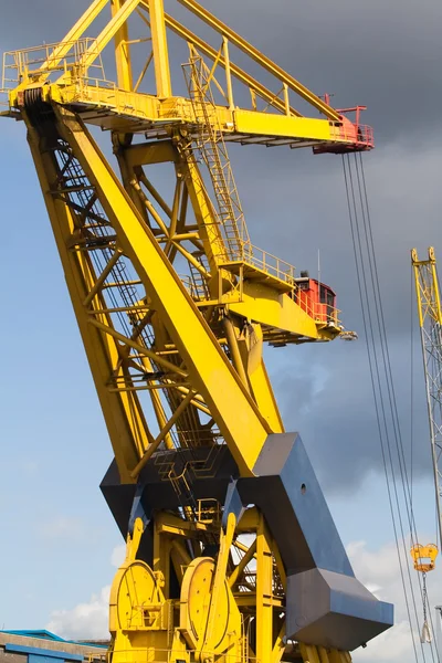 Crane in a port — Zdjęcie stockowe