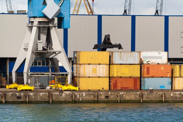 Gestapelte Container und Kran — Stockfoto