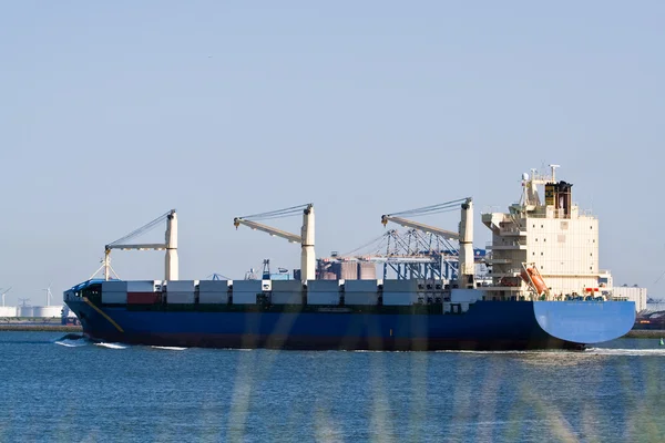 Грузовой корабль входит в порт — стоковое фото