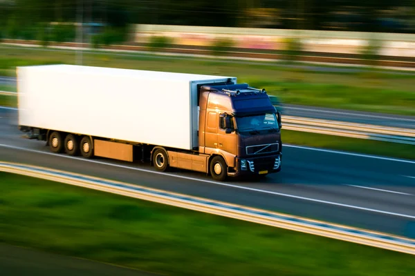 Camión de carga en la autopista —  Fotos de Stock