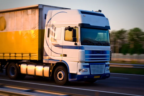 Transport ciężarowy na ruch — Zdjęcie stockowe