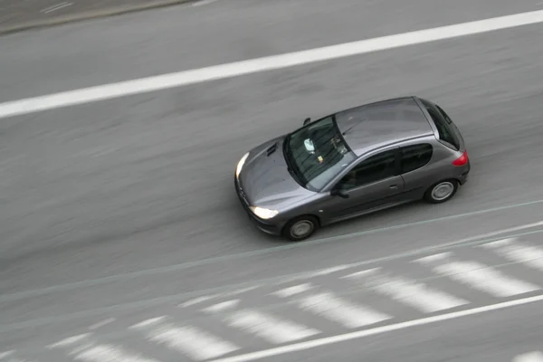 Γρήγορο αυτοκίνητο κινείται σε δρόμο — Φωτογραφία Αρχείου