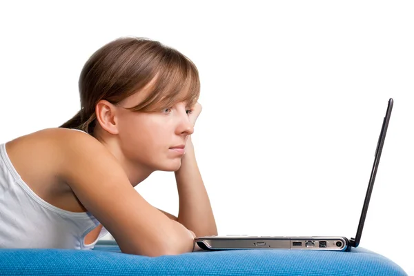 Ung flicka tittar på hennes laptop — Stockfoto