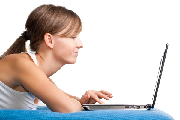Młoda dziewczyna rozmowy za pomocą swojego laptopa — Zdjęcie stockowe