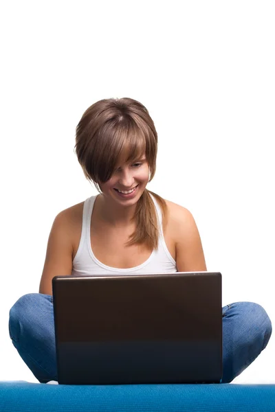 Ung flicka leende med laptop — Stockfoto