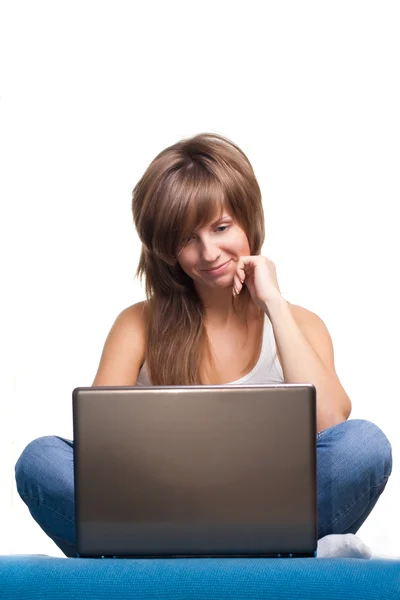 Genç kız ile laptop memnun — Stok fotoğraf
