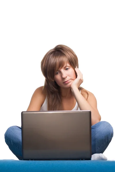 Młoda dziewczyna myśli z laptopa — Zdjęcie stockowe