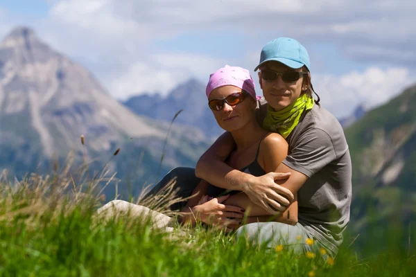 Casal em montanhas olhando para a câmera — Fotografia de Stock
