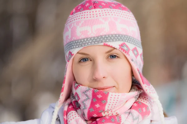 Pretty girl wearing warm hat and scarf — Stock Photo, Image