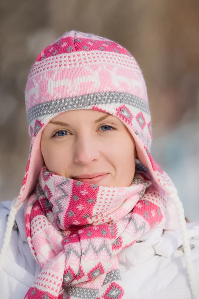 Menina bonita usando chapéu quente e cachecol — Fotografia de Stock