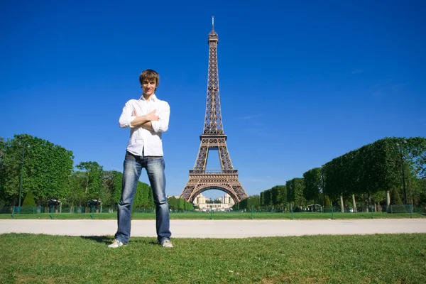 Młody człowiek stojący na champs de mars — Zdjęcie stockowe