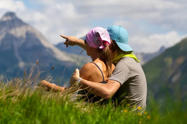 Couple enjoing a mountains view — Stock Photo, Image