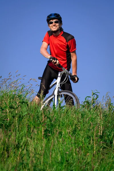 Bisikletli genç adam — Stok fotoğraf