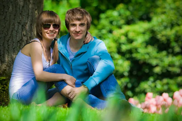 Felice giovane coppia nel parco — Foto Stock
