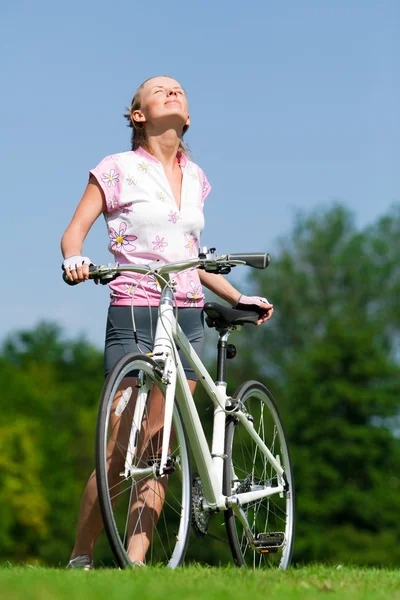 Cycliste fille enjoing le soleil — Photo