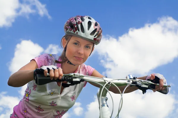 Gadis dengan sepeda. Tutup tembakan — Stok Foto