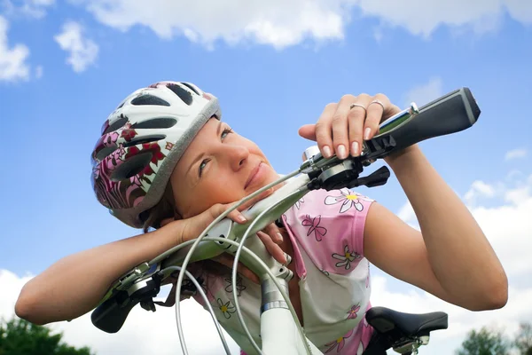 Ragazza in bicicletta guardando il sole — Foto Stock