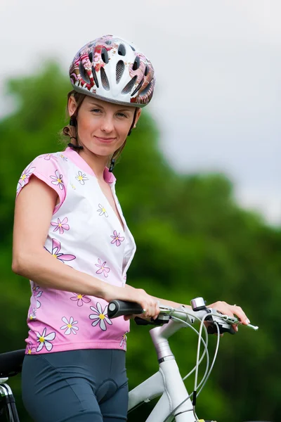 Gülümseyen güzel kız - bisikletçi — Stok fotoğraf