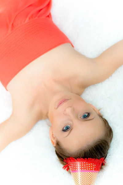 Gadis cantik berbaring di karpet — Stok Foto