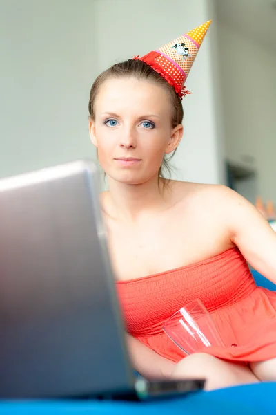 Menina mesquinha sentado com laptop — Fotografia de Stock