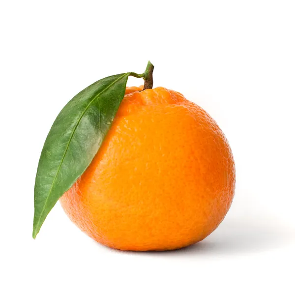 Na białym tle świeżą mandaryński — Zdjęcie stockowe
