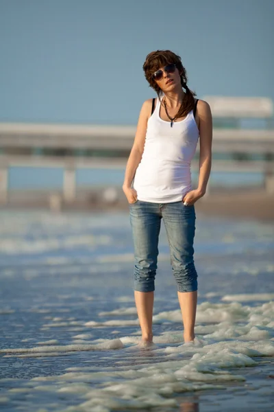 Młoda dziewczyna spaceru na plaży — Zdjęcie stockowe