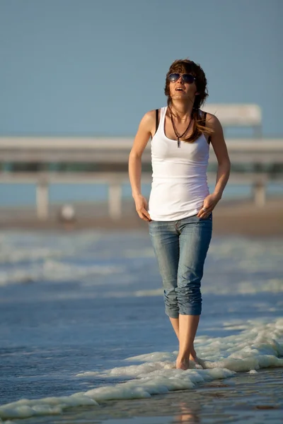 Девушка, гуляющая по пляжу — стоковое фото