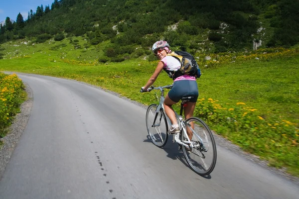 Flicka Rider fast på cykel — Stockfoto