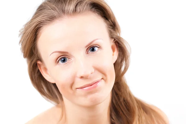 Lächelnde junge Frau mit blauen Augen — Stockfoto