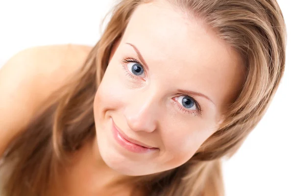 Mujer joven sonriente con ojos azules — Foto de Stock