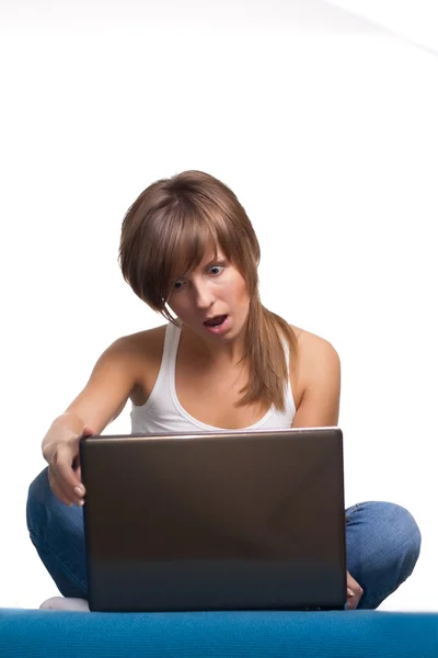 Молодая девушка удивлена ноутбуком — стоковое фото