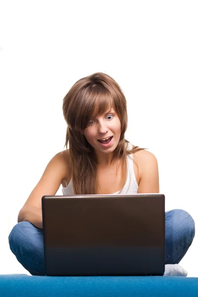 Menina jovem surpreso com laptop — Fotografia de Stock