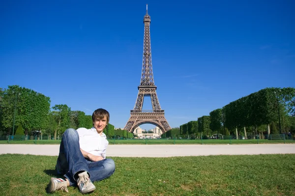 Junger Mann liegt auf den Champs de mars Stockfoto