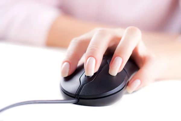 Vrouwelijke hand op computermuis — Stockfoto