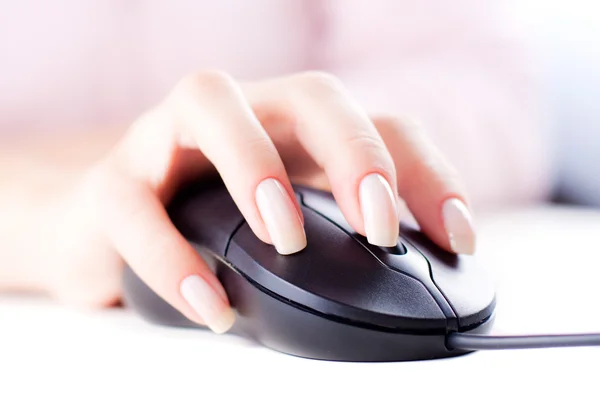 Vrouwelijke hand op computermuis — Stockfoto