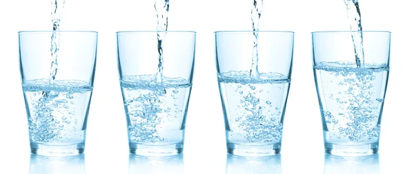 De l'eau coulant dans des verres. Ensemble de diffé — Photo
