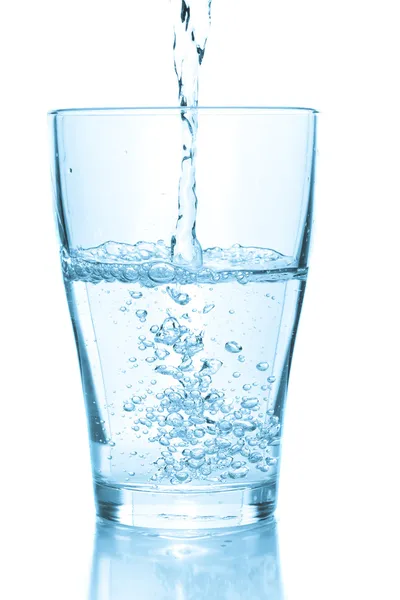 Wasser in Glas gegossen — Stockfoto