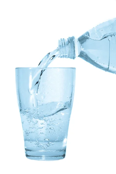 Water gieten van fles in glas — Stockfoto