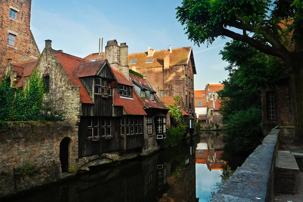 Kanały i budynków w brugge, Belgia — Zdjęcie stockowe