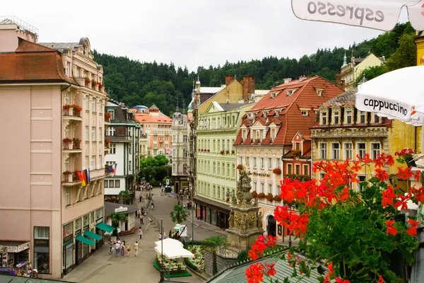 Karlovy vary. centrale straat — Stockfoto