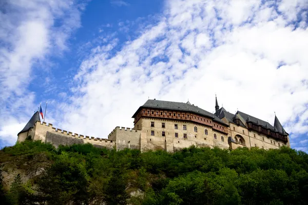 Karlštejn hrad na kopci — Stock fotografie